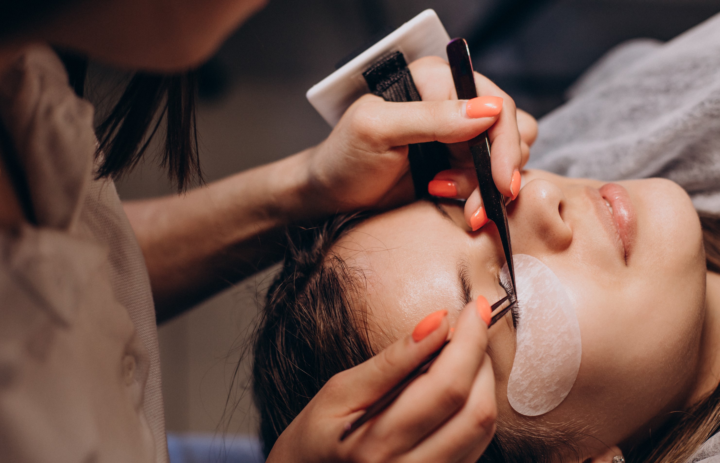 Mulher recebendo uma extenção de cílios